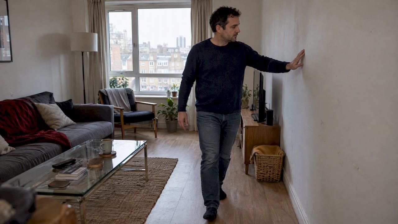 Bare parallel walls and laminate flooring in a flat